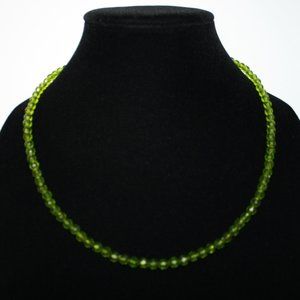 Vintage style olive green Nwt 22 inch necklace